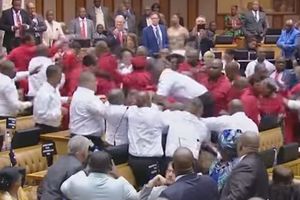 (VIDEO) POSLANICI SE TUKLI S OBEZBEĐENJEM: Haos u južnoafričkom parlamentu!