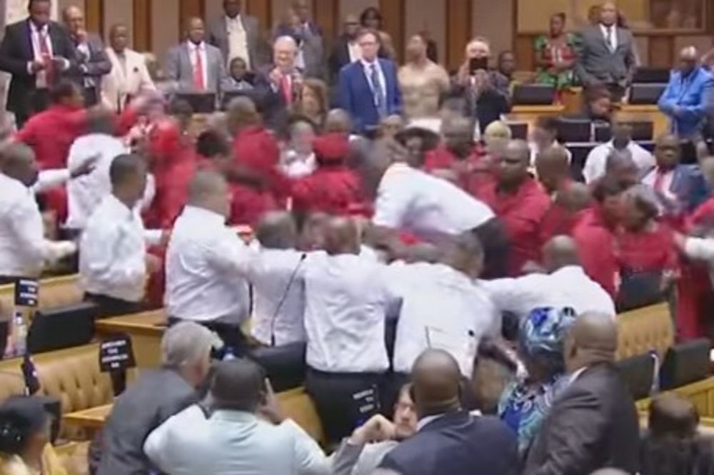 (VIDEO) TUČA POSLANIKA I OBEZBEĐENJA: Haos u južnoafričkom parlamentu!