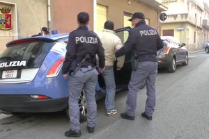 (VIDEO) OVAKO HAPSI ITALIJANSKA POLICIJA: Srbi 1.700 kilograma marihuane krili među voćem!