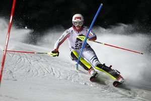 (VIDEO, FOTO +18) VRELINOM TOPI GLEČERE: Nemačka skijašica potpuno gola pozirala za Plejboj!