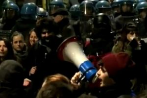 (FOTO, VIDEO) VELIKI POTEST BOLONJSKIH STUDENATA: Bacali flaše na policiju, troje privedeno