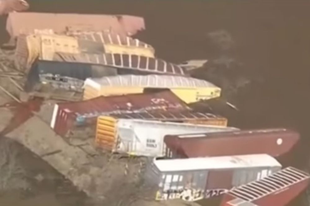(VIDEO) NESREĆA U SAKRAMENTU: Teretni voz se prevrnuo u nabujalu reku