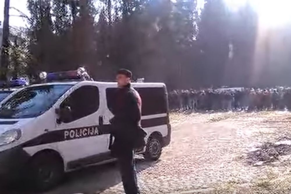 (VIDEO) HAOS NA GODIŠNJICI OSLOBOĐENJA MOSTARA: Policija razdvajala građane, bilo i uhapšenih