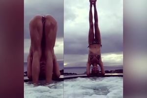 (VIDEO) SRUŠILA INTERNET: Pogledajte kako manekenka GOLA vežba jogu