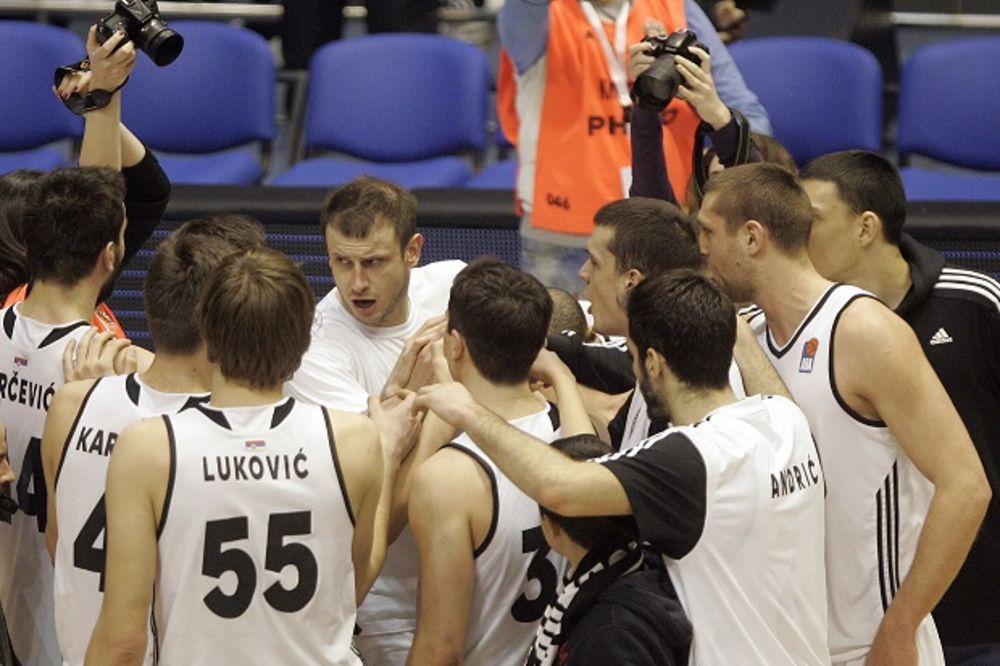 (FOTO) U SJAJNOM RASPOLOŽENJU PRED DERBI: Evo kako se košarkaši Partizana zabavljaju u Zagrebu