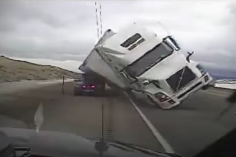 (VIDEO) DRAMATIČAN SNIMAK: Kamion se usred vožnje prevrnuo na policijsko vozilo