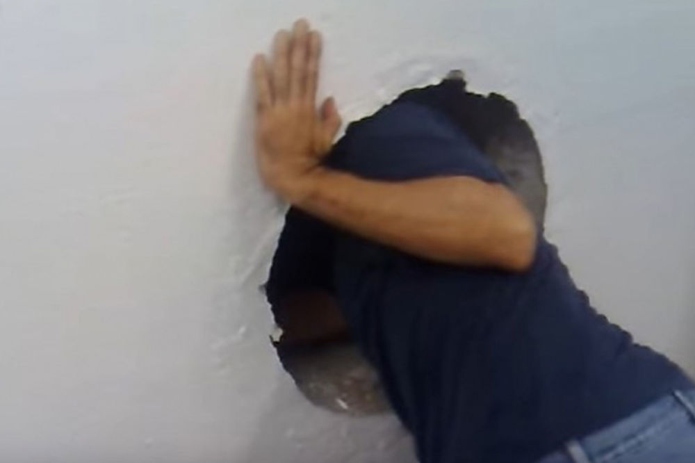 (VIDEO) Ugledao čudan krug i počeo da buši zid u svojoj kući: Šokirao se onim što je našao!