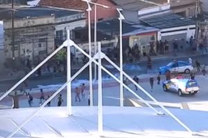 (VIDEO) KRVAVE SCENE: Jedan navijač ubijen, a trojica u teškom stanju posle tuče na ulicama Rija