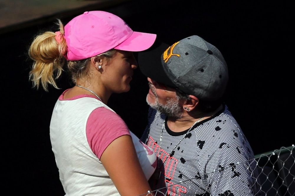 (FOTO) LJUBAV GODINE NE BROJI: Evo kako legendarni Maradona slavi Dan zaljubljenih