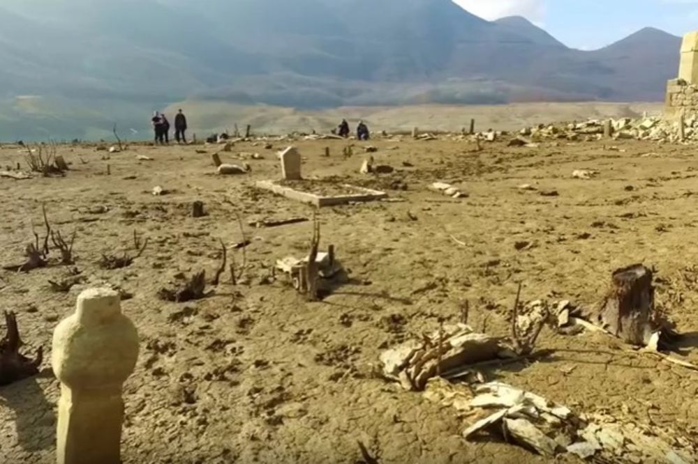(VIDEO) JEZIVI PRIZORI: Iz jezera izronili ostaci kuća, grobova i džamije