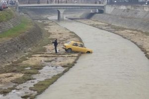 (FOTO) LESKOVČANIN U ŠOKU: Ostavio auto na parkingu, a ujutru ga našao u reci