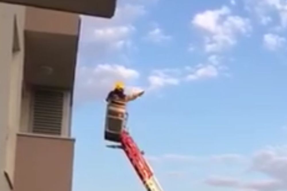 (VIDEO) DRAMA U PODGORICI: Zaglavila se na terasi ne petom spratu, spasavali je vatrogasci