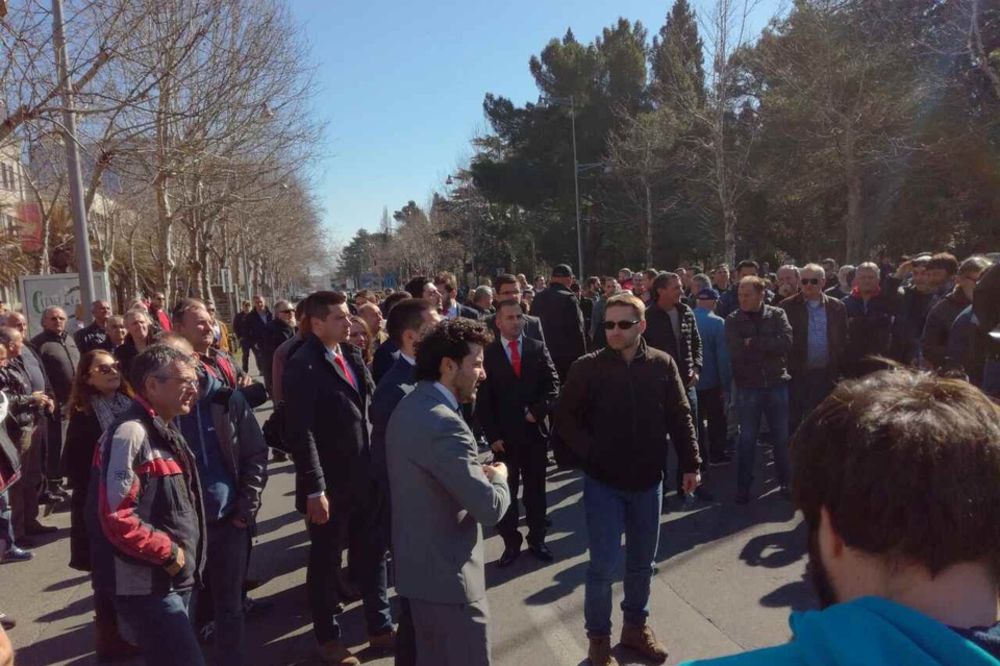 VIDEO PROTEST U PODGORICI: Tužilac oslobodio Mandića i Kneževića, DF napustio zgradu skupštine