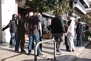 (VIDEO) NEMCI NAPRAVILI HAOS U GRČKOJ: Navijači Šalkea se sukobili sa policijom u Solunu
