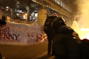 (VIDEO) NEREDI, SUZAVAC I POŽARI U CENTRU PARIZA: Traže pravdu za mladića koga su silovali policajci