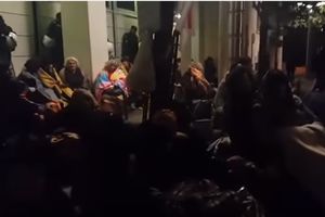 (VIDEO) PESMA MAJKI CRNE GORE: Provele noć ispred vlade na hladnoći, policija nije dozvolila šatore