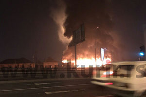 (FOTO) HAOS NA GLAVNOJ ŽELEZNIČKOJ STANICI U BEOGRADU:  Migranti zapalili voz!