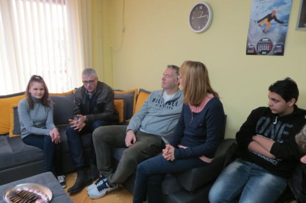 KOŠARKAŠKE LEGENDE OBRADOVALE MALIŠANE: Danilović i Tomašević posetili decu bez roditelja
