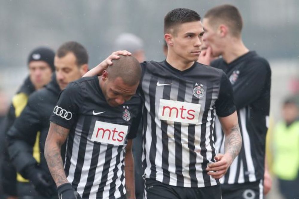 (FOTO) CRNO-BELI UZ EVERTONA: Evo kako su fudbaleri Partizana podržali saigrača