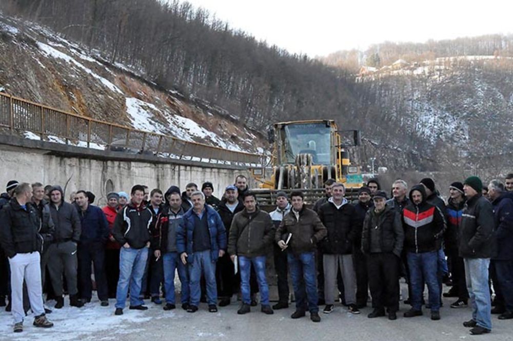 NEMA PLATA, NEMA DNEVNICA: Radnici užičkih Puteva od jutros u generalnom štrajku