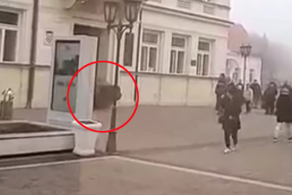 (VIDEO) RUSVAJ U ĐAKOVU; Autom uleteo u zgradu Gradske uprave, nožem jurio portira i pretio!