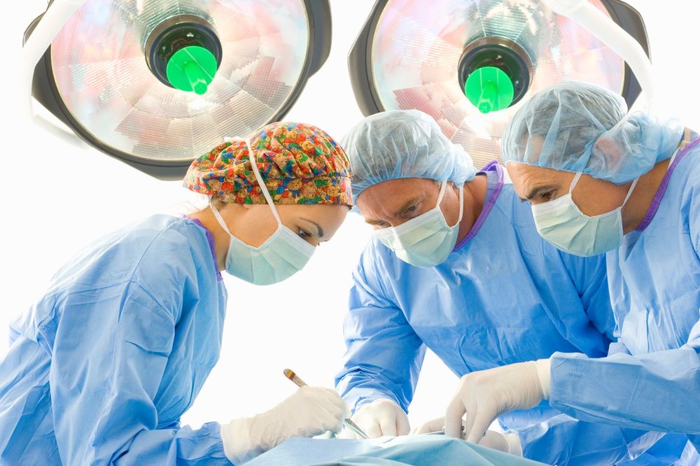 ŠOKIRAĆETE SE: Evo zbog čega hirurzi nose samo PLAVE i ZELENE mantile kada operišu!