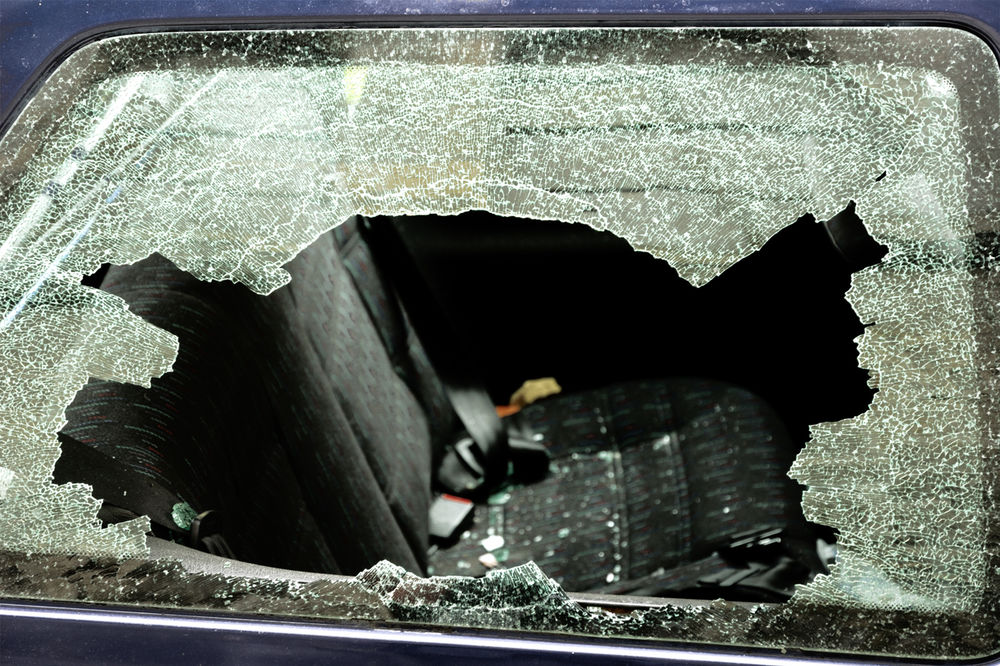 (VIDEO) ZLU NE TREBALO: U slučaju opasnasti, prozor na automobilu možete razbiti samo JEDNIM PRSTOM