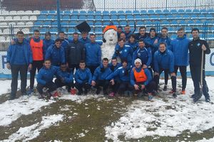 FOTO PRIČA: Fudbaleri Radnika čiste sneg kako vi na 'suvom' terenu ugostili Mladost u Superligi