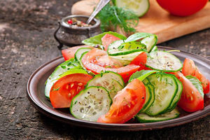 Evo zbog čega ne bi trebalo jesti krastavac i paradajz zajedno u salati