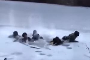 (VIDEO) ZBOG SELFIJA ZAMALO OTIŠLI U SMRT: Tinejdžeri hteli da se fotografišu, pa propali kroz led