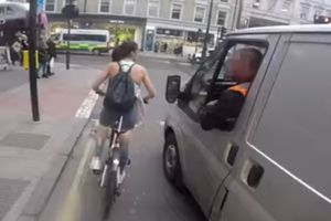 (VIDEO) SLATKA OSVETA: Dobacivali su zgodnoj biciklisti, a onda ih je iza ćoška dočekao njen bes