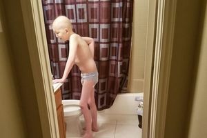FOTOGRAFIJA OD KOJE SE JEŽI CEO SVET: Majka dečaka koji boluje od raka objasnila razlog objave