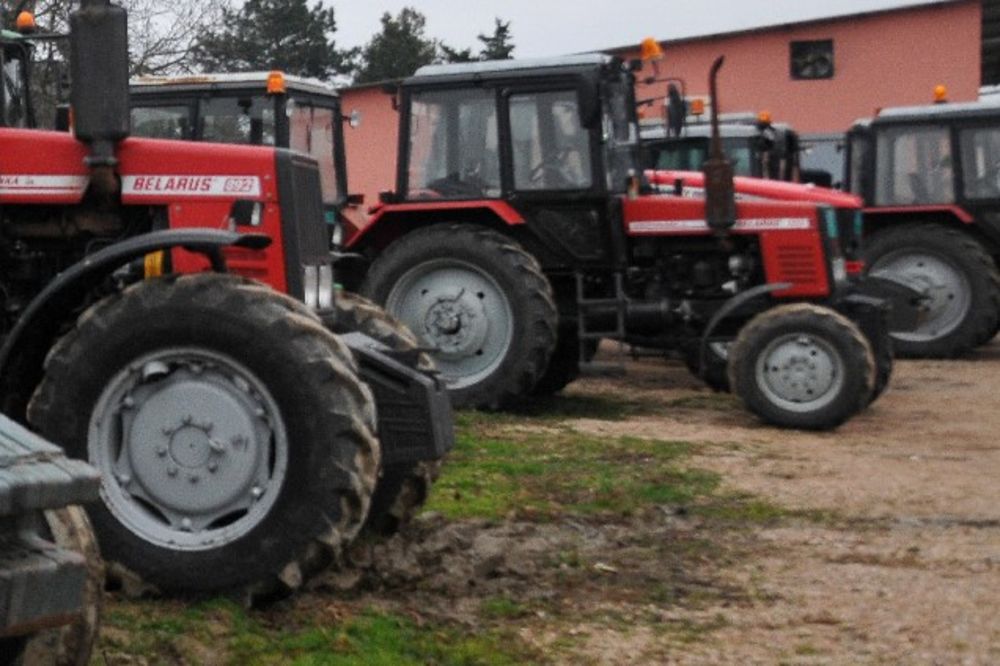 SMRT POD TRAKTOROM: Traktorista sleteo s puta kod Kuršumlije i poginuo