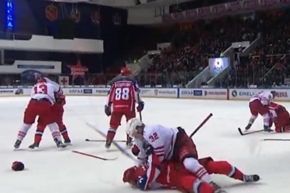 (VIDEO) IZVISIO ZA TUČU: Pogledajte očajnog hokejaša koji nije imao sa kim da se bije!