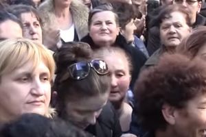 CRNOGORSKE MAJKE NE ODUSTAJU, NASTAVILE PROTEST: Provele noć ispred Skupštine i založile vatru!