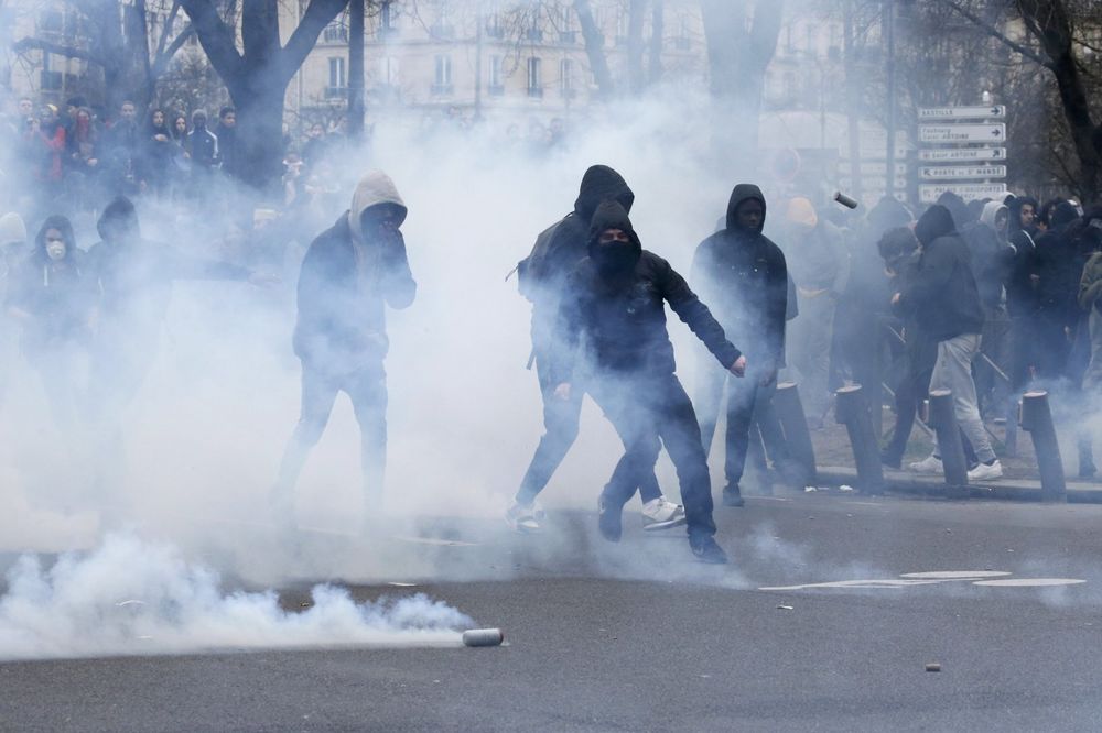 (VIDEO) SUZAVAC, PENDRECI I NASILJE NA ULICAMA PARIZA: Policija napala studente na demonstracijama