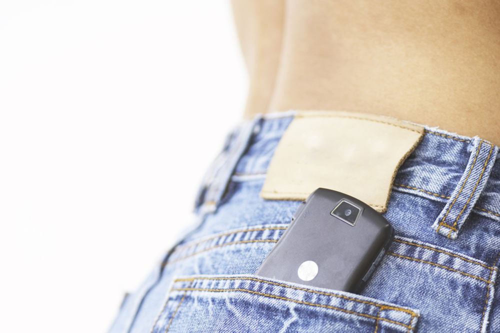 POZIV UPOZORENJA: Evo zašto mobilni nikada ne treba da nosite u zadnjem džepu