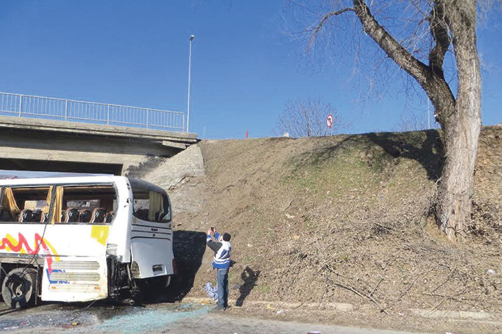 UŽAS U MAGLI: Autobus pun vojnika sleteo sa magistrale