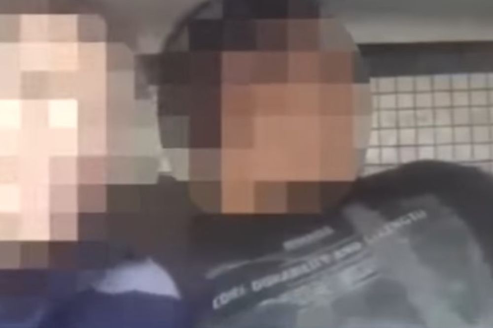 (VIDEO 18+) POLICAJKA I KOLEGA SE DOHVATILI NA POSLU: Snimali seks u kolima, pa ih koštalo značke