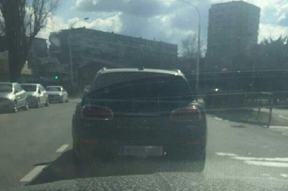 (FOTO) JAVITE AKO GA VIDITE: Ovaj KANTRIMEN policija traži, u njemu je možda OTETA DEVOJČICA (3)