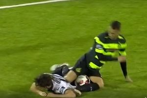 VIDEO KRVNIČKI ISPAD FUDBALERA ŠAMROKA Namerno nagazio protivničkog igrača, koji je ležao na terenu