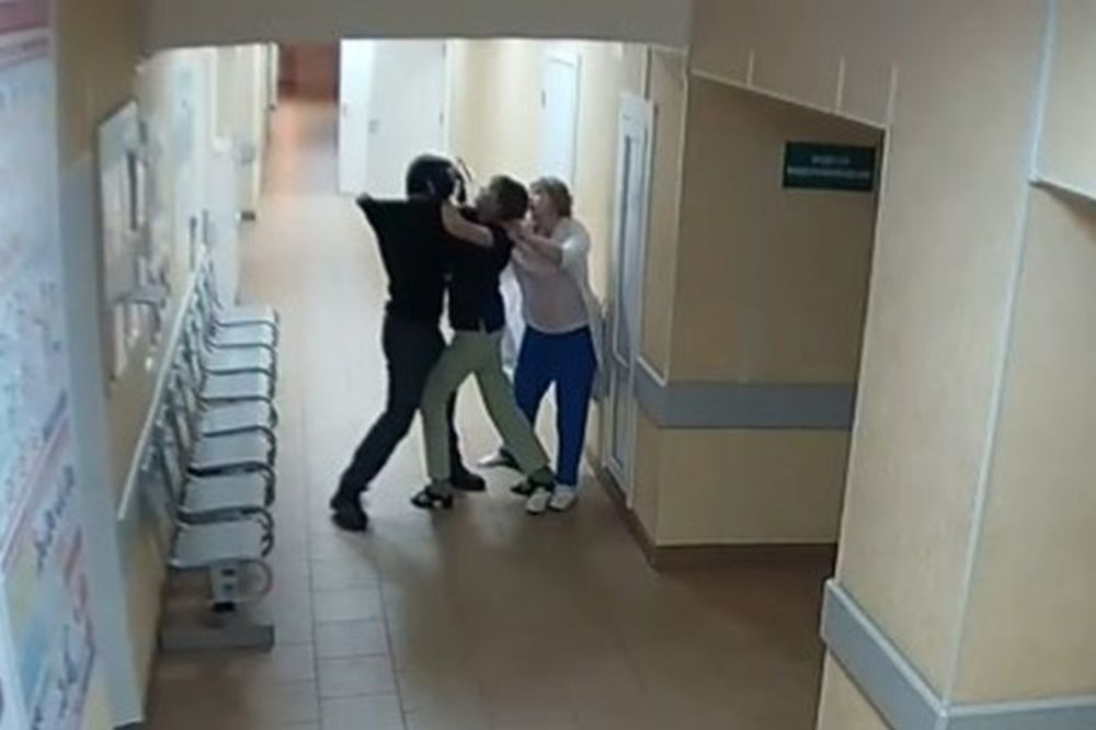 (VIDEO) TEROR PIJANOG PACIJENTA U RUSKOJ BOLNICI: Posle čuvara prebio sestre