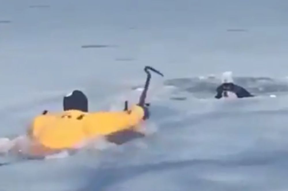 (VIDEO) HEROJ ZLATNOG SRCA: Ušao u zaleđeno jezero da bi spasao promrzlog psa
