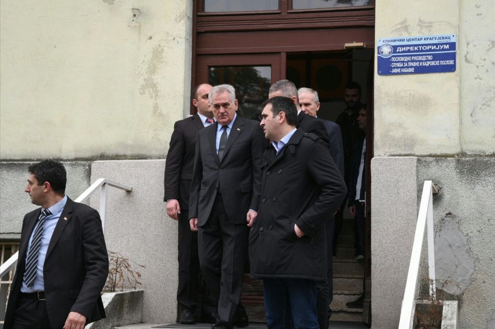 KURIR TV IZ OPŠTE BOLNICE U KRAGUJEVCU: Predsednik Nikolić obišao povređene u EKSPLOZIJAMA