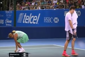 (VIDEO) UPAD NA TEREN PLATIO ŽIVOTOM: Prekinuo teniski meč i izgubio glavu