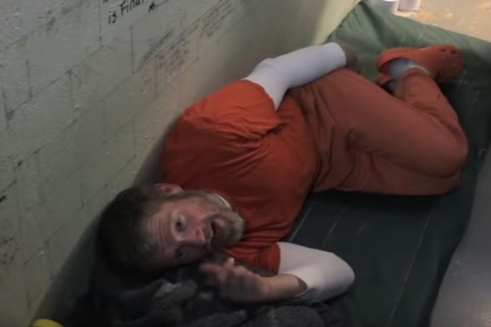 (VIDEO) OVAKO IZGLEDA NAJGORI ZATVOR U AMERICI: Ljudi spavaju na podu, u sobama punim buđi