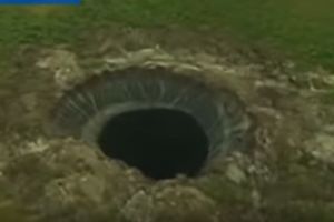 (VIDEO) ZASTRAŠUJUĆE! Gigantska rupa u Sibiru se ŠIRI, niko ne zna zašto!