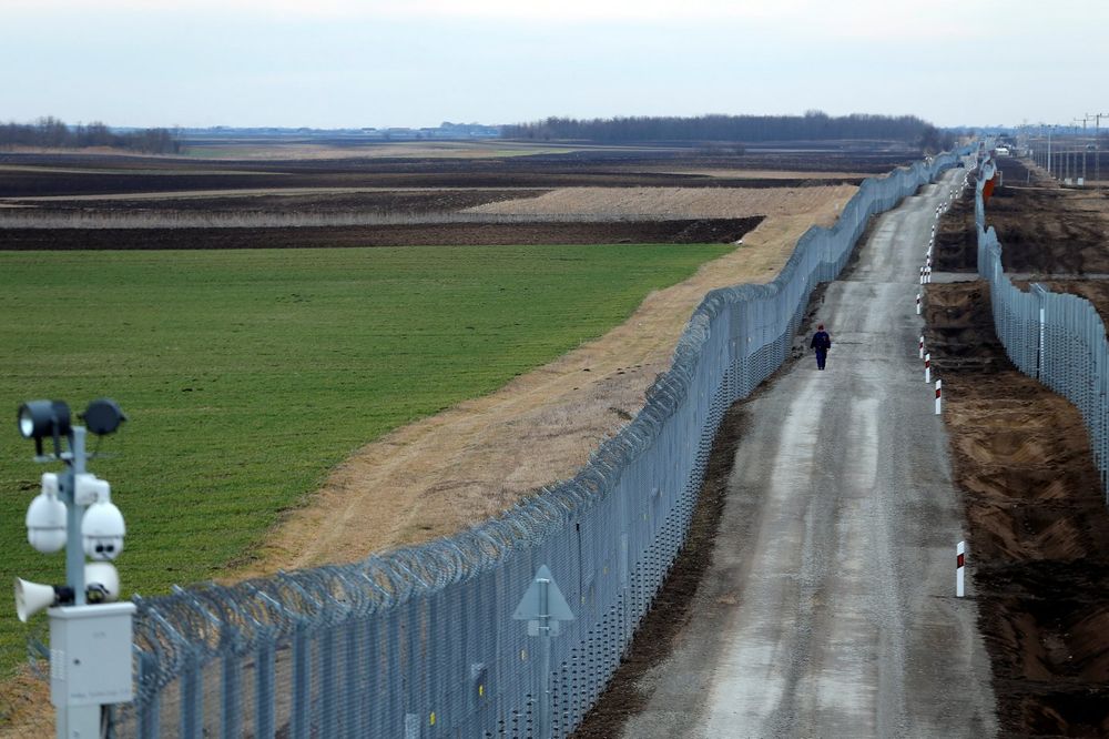 (FOTO) NIČE NOVA BARIJERA: Mađari na granici sa SRBIJOM grade ogradu opremljenu ELEKTROŠOKOVIMA
