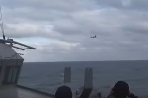 (VIDEO) RUSI IM SLEDILI KRV U ŽILAMA: Ruski lovci preleteli američki razarač u Crnom moru!