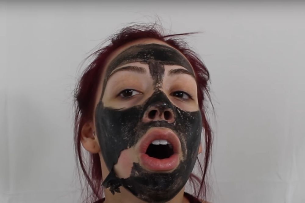 (VIDEO) VRIŠTALA JE DOK JU JE GULILA: Crna maska NIJE ZDRAVA za lice, a evo zašto se TEŠKO SKIDA!